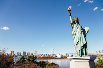 Fototapeta premium Zatoka Tokijska i Most Tęczowy Odaiba i Statua Wolności w Japonii