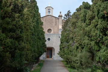 Fototapeta na wymiar Allee zu kleinem spanischen Kloster auf Mallorca