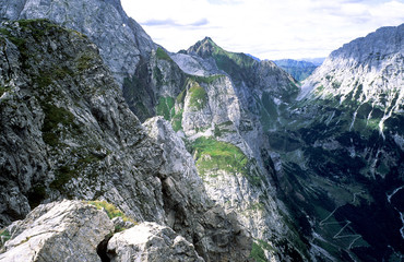 Fototapeta na wymiar Landschaft am 150 km langem Karnischen Höhenweg. Der Gratweg zwischen Österreich und Italien war im 1. Weltkrieg Frontlinie und stark umkämpft. Der Weg wird heute auch als Friedensweg bezeichnet