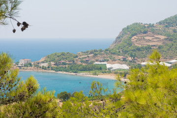 Fototapeta premium Piękna scena Morza Śródziemnego ze wzgórza z lasem sosnowym. Krajobraz Turcji.