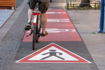 Auf der Schönhauser Allee in Berlin-Prenzlauzer Berg warnt ein Verkehrschild auf einem Fahrradweg...