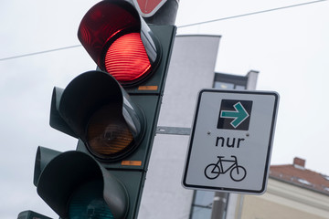 Grüner Pfein zum Rechtsabiegen für Fahrradfahrer an einer roten Ampel an der Torstrasse in Berin-Mitte - obrazy, fototapety, plakaty