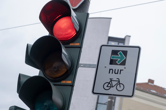 Gr&uuml;ner Pfein zum Rechtsabiegen f&uuml;r Fahrradfahrer an einer roten Ampel an der Torstrasse in Berin-Mitte
