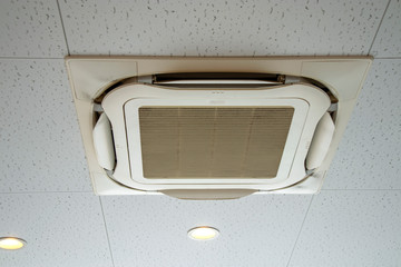 店舗の天井の業務用のエアコン