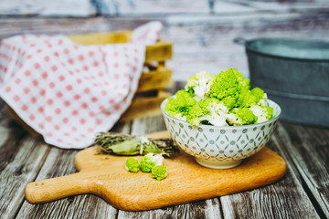 Chou romanesco en fleurettes dans un bol céramique	