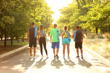 Obraz premium Group of sporty young people outdoors