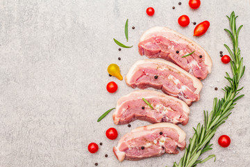 Raw pork belly with rind, peritoneum meat