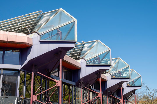 Leerstehendes ehemliges Sport- und Freizeitzentrum (SEZ) an der Landsberger Allee in Berlin-Prenzlauer Berg