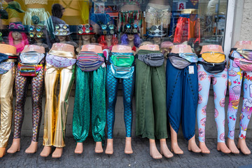 Unterschiedliche Hosen vor einem Bekleidungsgeschäft in Berlin-Prenzlauer Berg
