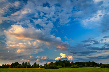 chmury na niebie o zachodzie słońca © TOP67