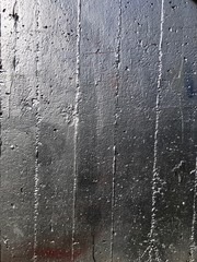 Eine mit silberner Farbe besprühte Betonwand