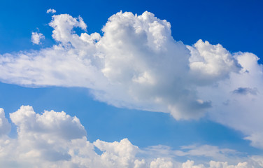 Obraz na płótnie Canvas clear blue sky with clouds 