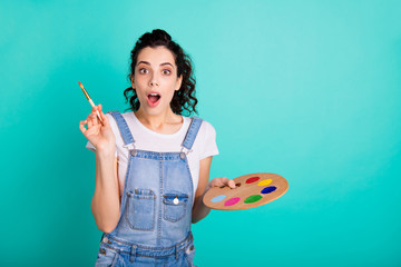 Portrait of her she nice attractive lovely charming amazed creative wavy-haired girl wearing casual...