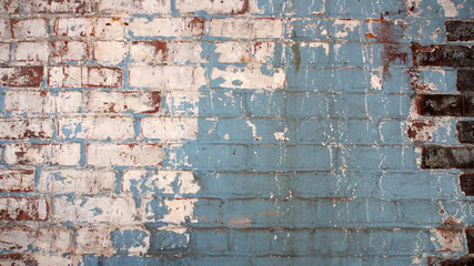 Interieur: Ziegelmauer, Wand, abgeplatzte Farbreste