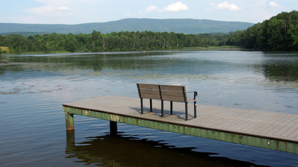 Bank auf einem Steg an einem malerischen See