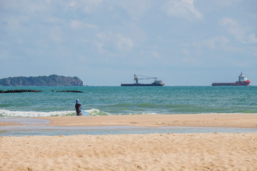 Obraz premium The sea has high waves, clear skies and a cargo ship.