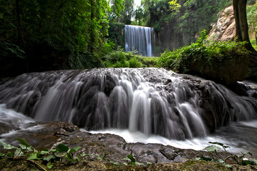 Obraz premium Dwa duże wodospady w naturalnym środowisku