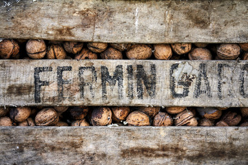 Una caja vieja llena de nueces