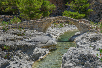 Baufällige Brücke am Ausgang der Samariaschlucht, Südküste Kretas, Griechenland