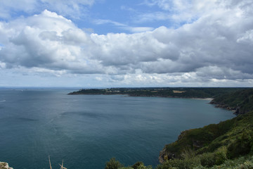 paysage de bord de falaise,ciel bleu / cliff edge landscape, blue sky