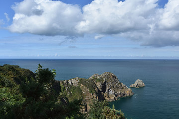 paysage de bord de falaise,ciel bleu / cliff edge landscape, blue sky