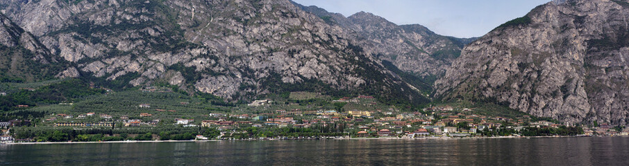 Fototapeta na wymiar Limone sul Garda - italienische Gemeinde am Westufer des Gardasees in der Provinz Brescia in der Lombardei 