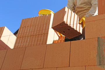 Bauarbeiter (Maurer) auf der Baustelle