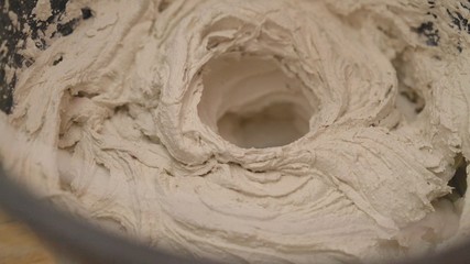 Stir the building mix in a bucket. Stirs the solution in a bucket