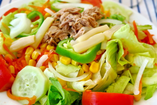 salade de crudit&eacute;s : mais, thon,poivron, laitue, asperges...