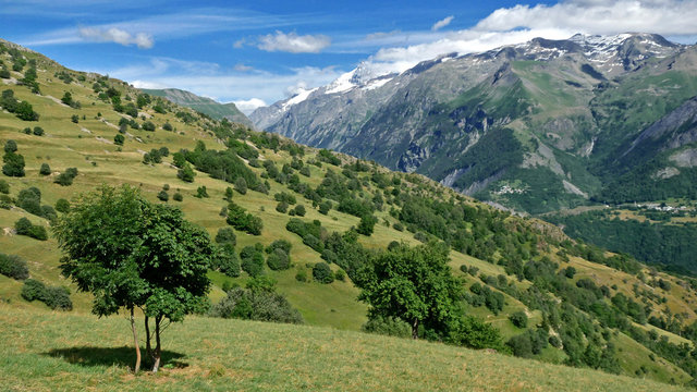 Paysage des massifs montagneux autour d'Auris en Oisans - France