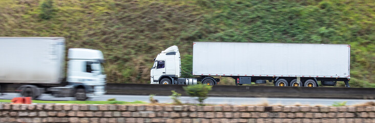 Dois caminhões na estrada