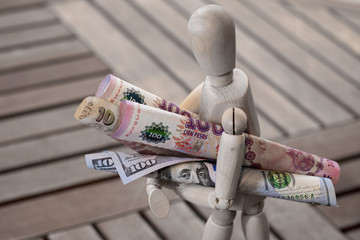 Muñeco maniquí articulado de dibujo que lleva billetes de dolar y pesos argentinos. Ilustración...