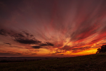 farbenfroher Sonnenuntergang mit wunderschönen Wolken