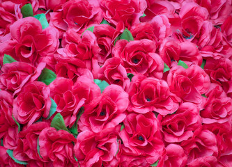 Fundo vermelho com flores artificiais