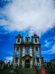 Fototapeta na wymiar Iglesia con azulejos en Oporto