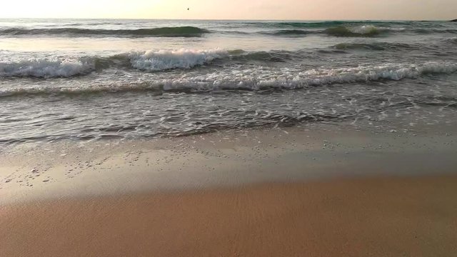 La espuma de las olas del mar llegando a la arena  hasta la position de c&aacute;mara 