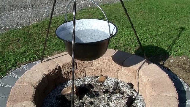 Noch ist nur Wasser im Kessel &uuml;ber der Feuerstelle