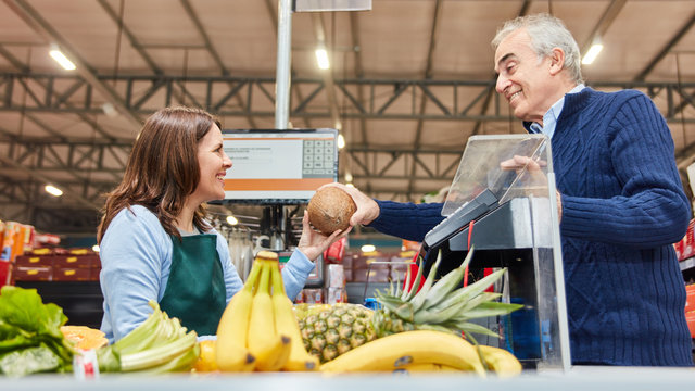 Kunde bezahlt Obst Einkauf an der Supermarkt Kasse