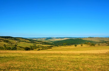 Fototapeta premium wioska między wzgórzami Transylwanii widziana z góry