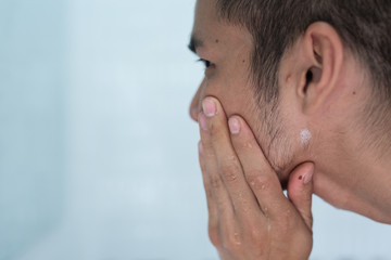 Obraz premium Men shave on the face.