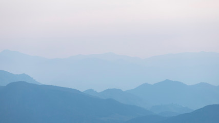 montanhas sob n&eacute;voa