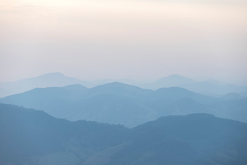 montanhas sob névoa