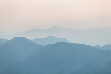 montanhas sob névoa