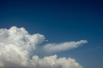 Plakat Clouds in the blue sky. Blossom, floor.