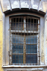 Alten Fenster mit Metallgitter aus alten Zeiten.