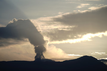 煙を吐く阿蘇山の日の出