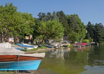 Fototapeta na wymiar boats on the shore of Lake Como in Lierna, Italy