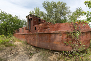 Fototapeta na wymiar Schiffswrack in der radioaktiven Chernobyl-Sperrzone in Belarus (Weißrussland)