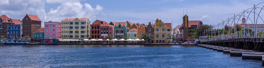 Obraz premium Willemstad Curacao Panorama mit Königin Emma Brücke