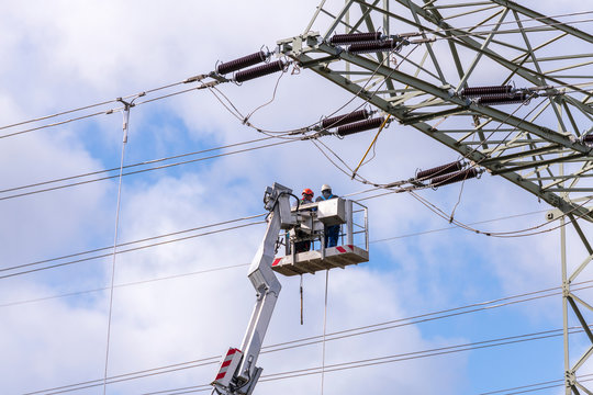 Arbeiten an einer &Uuml;berlandleitung